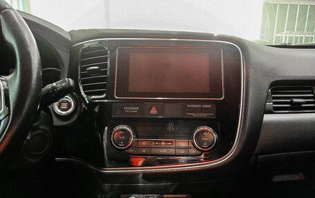 Mitsubishi Outlander III рестайлинг 3, 2017 год, 1 999 000 рублей, 15 фотография