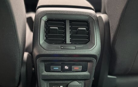 Volkswagen Tiguan II, 2019 год, 2 300 000 рублей, 16 фотография