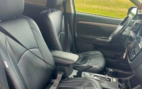 Mitsubishi Outlander III рестайлинг 3, 2016 год, 1 950 000 рублей, 6 фотография