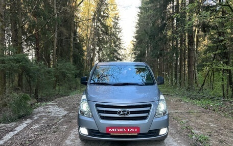 Hyundai Grand Starex Grand Starex I рестайлинг 2, 2017 год, 2 750 000 рублей, 2 фотография