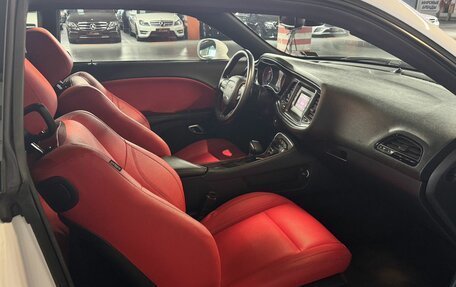 Dodge Challenger III рестайлинг 2, 2016 год, 3 100 000 рублей, 23 фотография