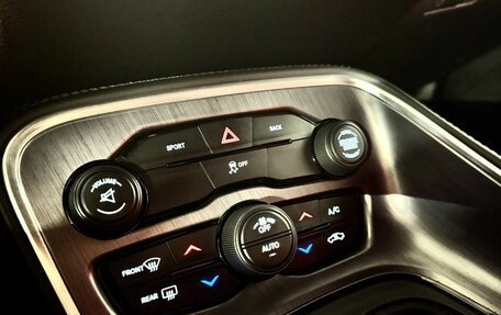 Dodge Challenger III рестайлинг 2, 2016 год, 3 100 000 рублей, 21 фотография