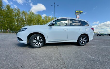 Mitsubishi Outlander III рестайлинг 3, 2022 год, 2 550 000 рублей, 4 фотография