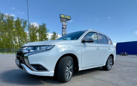 Mitsubishi Outlander III рестайлинг 3, 2022 год, 2 550 000 рублей, 5 фотография