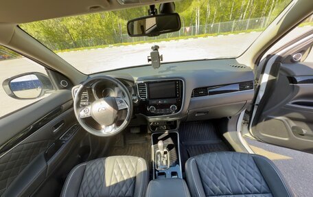 Mitsubishi Outlander III рестайлинг 3, 2022 год, 2 550 000 рублей, 11 фотография