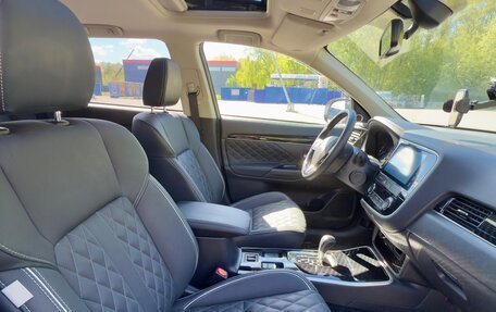 Mitsubishi Outlander III рестайлинг 3, 2022 год, 2 550 000 рублей, 13 фотография