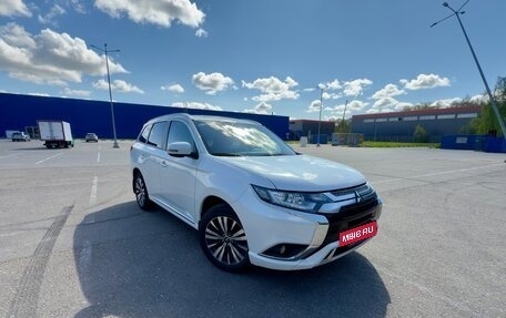 Mitsubishi Outlander III рестайлинг 3, 2022 год, 2 550 000 рублей, 3 фотография