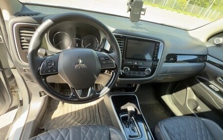 Mitsubishi Outlander III рестайлинг 3, 2022 год, 2 550 000 рублей, 9 фотография