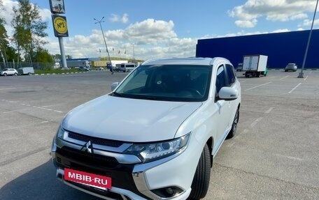 Mitsubishi Outlander III рестайлинг 3, 2022 год, 2 550 000 рублей, 6 фотография