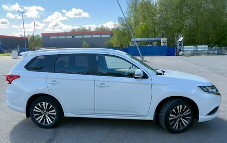 Mitsubishi Outlander III рестайлинг 3, 2022 год, 2 550 000 рублей, 16 фотография