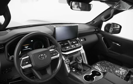 Toyota Land Cruiser, 2024 год, 13 990 000 рублей, 9 фотография