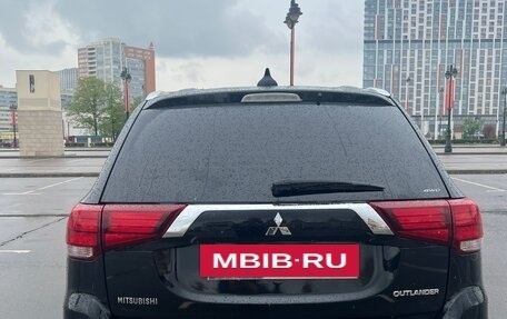 Mitsubishi Outlander III рестайлинг 3, 2015 год, 2 800 000 рублей, 2 фотография