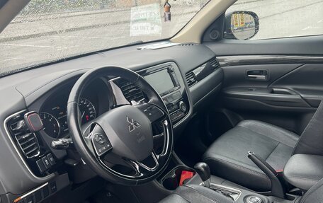 Mitsubishi Outlander III рестайлинг 3, 2015 год, 2 800 000 рублей, 13 фотография