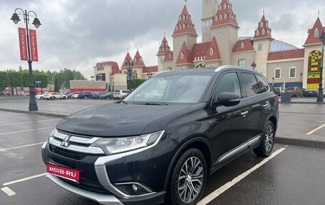 Mitsubishi Outlander III рестайлинг 3, 2015 год, 2 800 000 рублей, 7 фотография