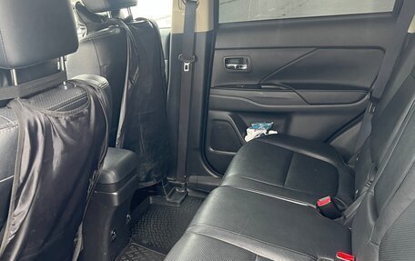 Mitsubishi Outlander III рестайлинг 3, 2015 год, 2 800 000 рублей, 15 фотография