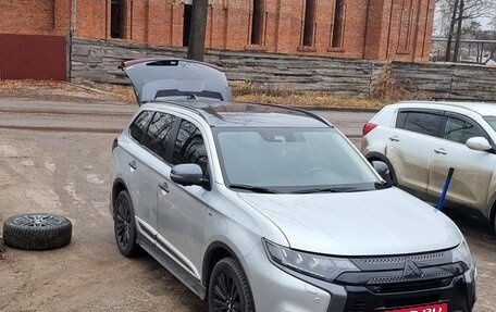 Mitsubishi Outlander III рестайлинг 3, 2019 год, 4 200 000 рублей, 14 фотография
