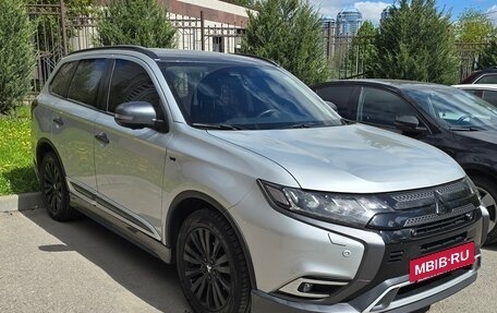 Mitsubishi Outlander III рестайлинг 3, 2019 год, 4 200 000 рублей, 13 фотография