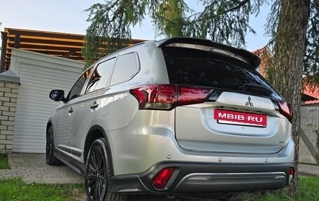 Mitsubishi Outlander III рестайлинг 3, 2019 год, 4 200 000 рублей, 5 фотография