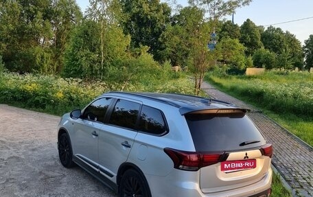 Mitsubishi Outlander III рестайлинг 3, 2019 год, 4 200 000 рублей, 18 фотография