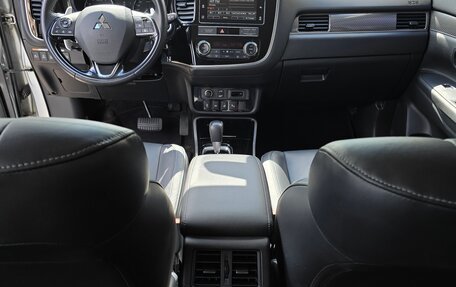Mitsubishi Outlander III рестайлинг 3, 2019 год, 4 200 000 рублей, 28 фотография