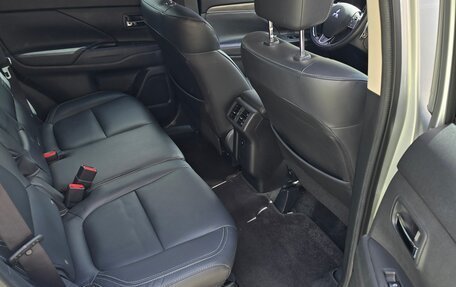 Mitsubishi Outlander III рестайлинг 3, 2019 год, 4 200 000 рублей, 30 фотография