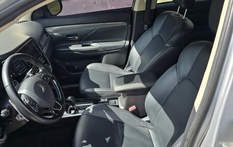 Mitsubishi Outlander III рестайлинг 3, 2019 год, 4 200 000 рублей, 25 фотография