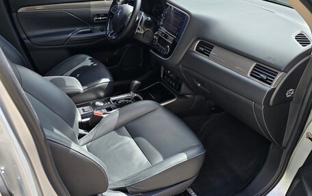 Mitsubishi Outlander III рестайлинг 3, 2019 год, 4 200 000 рублей, 29 фотография