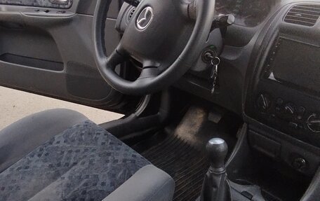 Mazda 323, 2000 год, 350 000 рублей, 16 фотография