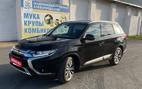 Mitsubishi Outlander III рестайлинг 3, 2019 год, 2 500 000 рублей, 5 фотография