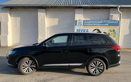 Mitsubishi Outlander III рестайлинг 3, 2019 год, 2 500 000 рублей, 12 фотография