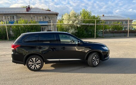 Mitsubishi Outlander III рестайлинг 3, 2019 год, 2 500 000 рублей, 8 фотография