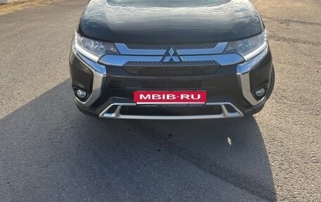 Mitsubishi Outlander III рестайлинг 3, 2019 год, 2 500 000 рублей, 6 фотография