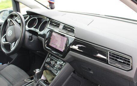 Volkswagen Touran III, 2018 год, 1 800 000 рублей, 6 фотография
