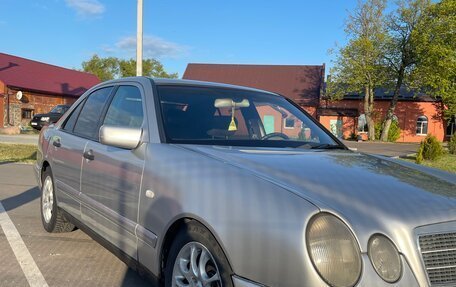 Mercedes-Benz E-Класс, 1998 год, 450 000 рублей, 2 фотография
