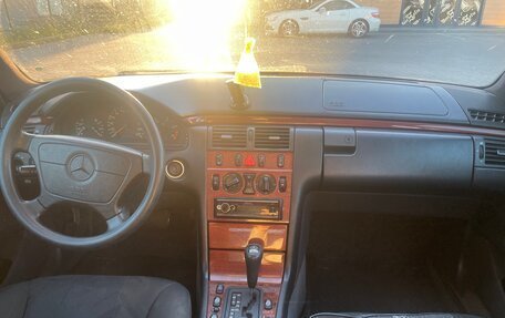 Mercedes-Benz E-Класс, 1998 год, 450 000 рублей, 8 фотография