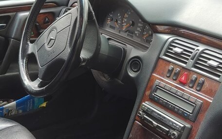 Mercedes-Benz E-Класс, 1998 год, 390 000 рублей, 5 фотография