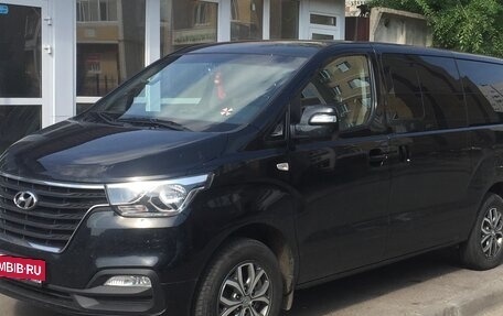 Hyundai Grand Starex Grand Starex I рестайлинг 2, 2018 год, 3 400 000 рублей, 2 фотография