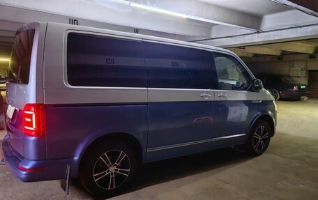 Volkswagen Multivan T6 рестайлинг, 2019 год, 4 500 000 рублей, 2 фотография