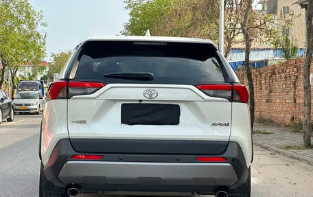 Toyota RAV4, 2020 год, 2 050 000 рублей, 10 фотография