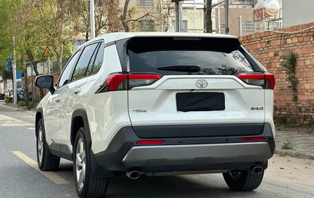 Toyota RAV4, 2020 год, 2 050 000 рублей, 11 фотография