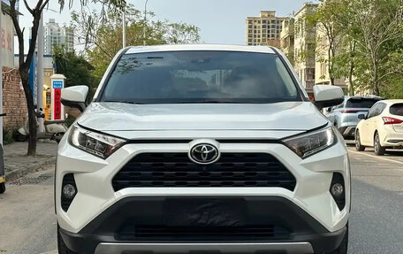Toyota RAV4, 2020 год, 2 050 000 рублей, 2 фотография