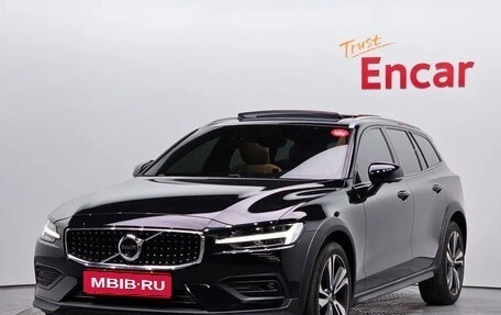 Volvo V60 Cross Country II, 2021 год, 2 990 000 рублей, 1 фотография