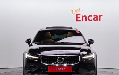 Volvo V60 Cross Country II, 2021 год, 2 990 000 рублей, 2 фотография