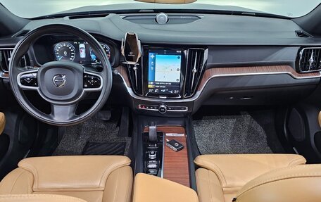 Volvo V60 Cross Country II, 2021 год, 2 990 000 рублей, 8 фотография