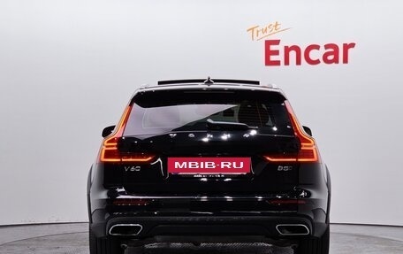 Volvo V60 Cross Country II, 2021 год, 2 990 000 рублей, 4 фотография