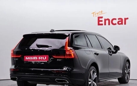 Volvo V60 Cross Country II, 2021 год, 2 990 000 рублей, 3 фотография