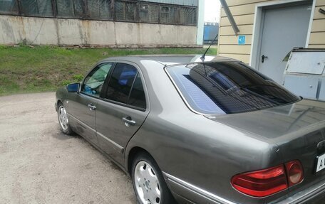 Mercedes-Benz E-Класс, 1998 год, 350 000 рублей, 2 фотография