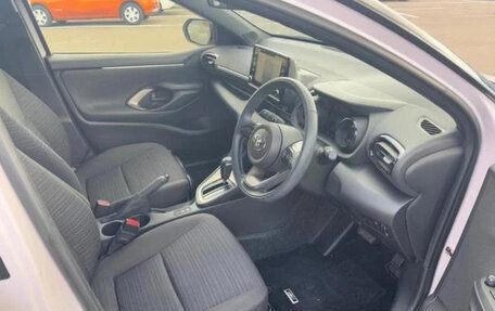 Toyota Yaris, 2022 год, 1 215 000 рублей, 6 фотография