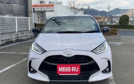 Toyota Yaris, 2022 год, 1 215 000 рублей, 2 фотография