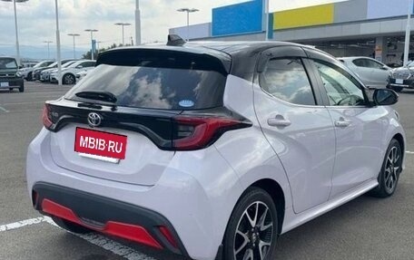Toyota Yaris, 2022 год, 1 215 000 рублей, 3 фотография